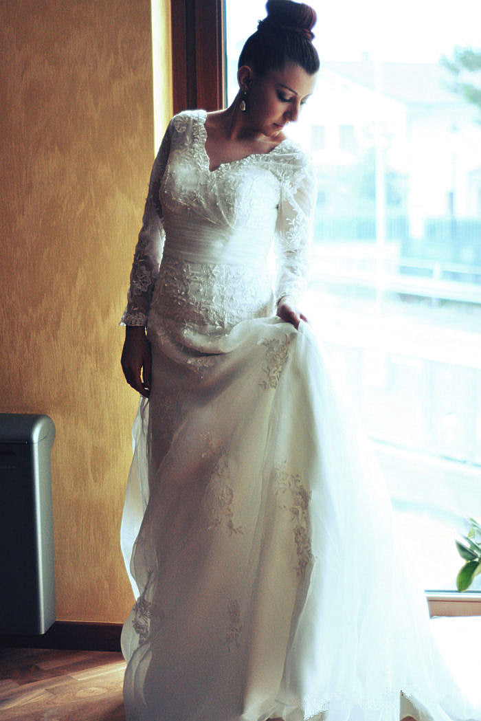 A-line V-neck Floor Length Tulle Applique Lace Wedding Dress