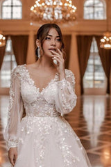 Modern Lace Wedding Gowns With Long Sleeves V-neck