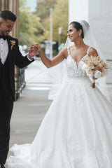 Modern White Wedding Gowns With Lace V-neck Sleeveless