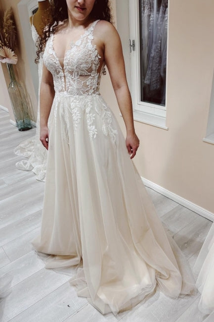 Sparkly Chic Wedding Gowns With Lace V-neck