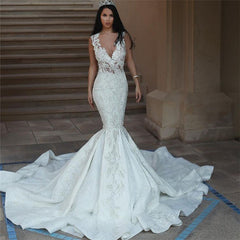 Classic V Neck Sleeveless Wedding Dresses Mermaid Lace Bridal Gowns with Buttons