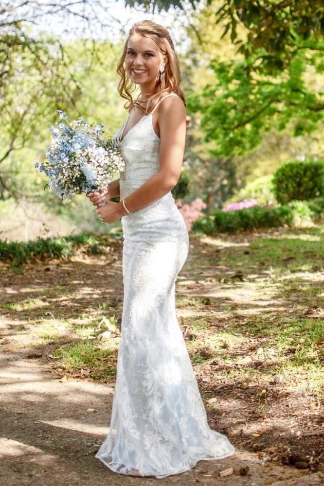 Fantastic Spaghetti Straps V Neck Wedding Dress Affordable Lace Appliques Long Bridal Gown
