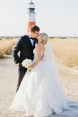 Gorgeous White Backless Wedding Dresses Lace Appliques V-Neck