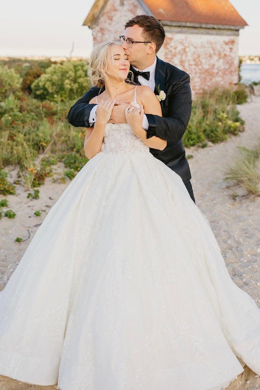 Gorgeous White Backless Wedding Dresses Lace Appliques V-Neck