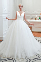 Modern V neck sleeveless White Princess Spring Wedding Dress